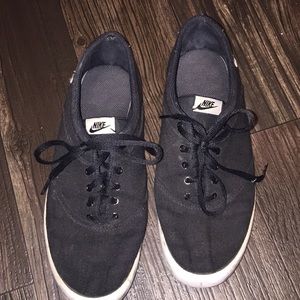 VINTAGE NIKE SKATER SHOES